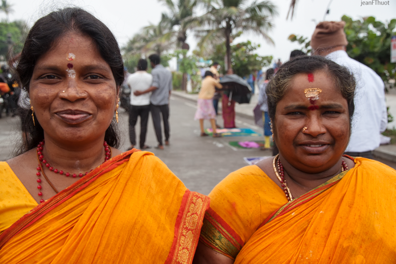 Deux femmes souriantes en sari orange lors d’un festival en Inde / Two smiling women in orange saris during a street festival in India