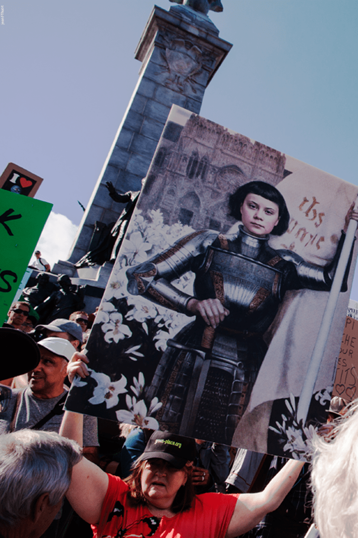 Effigie de Greta Thunberg tenue par un manifestant lors de la marche pour le climat à Montréal, en 2019 — Greta Thunberg effigy held by a protester during the 2019 climate march in Montréal